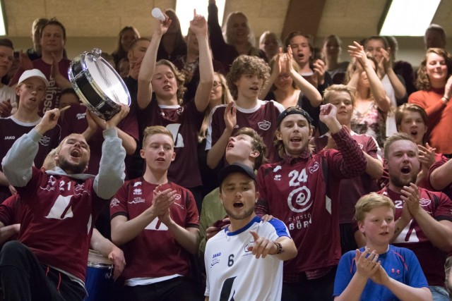 Handbolti - Áhorfendur fagna á forsíðu