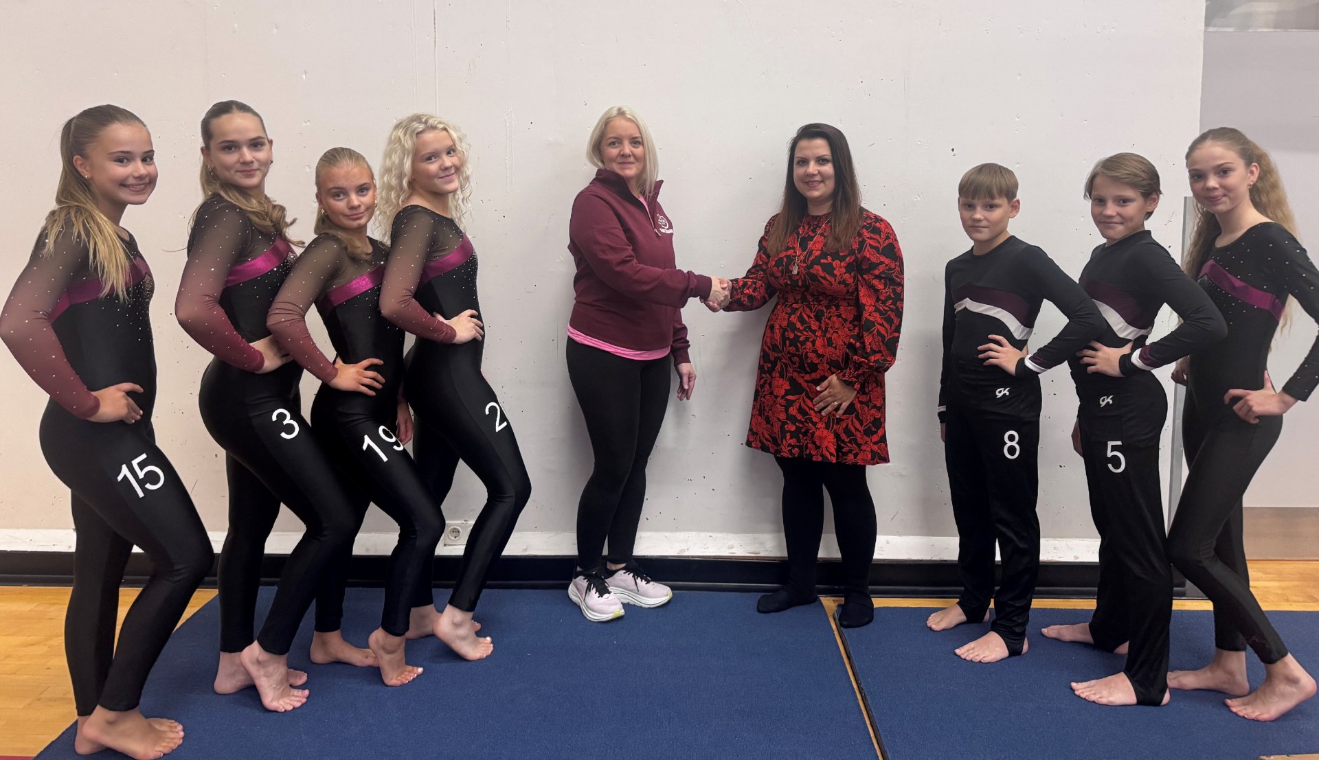 Iðkendur í 1. flokki ásamt Birnu og Alinu við undirritun samningsins