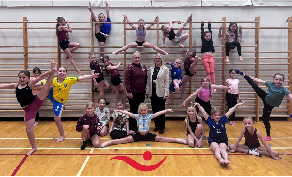 Andrea formaður fimleikadeildar Selfoss og Guðbjörg Svava frá Íslandsbanka við undirritunina, ásamt stúlkum í 5. flokki.