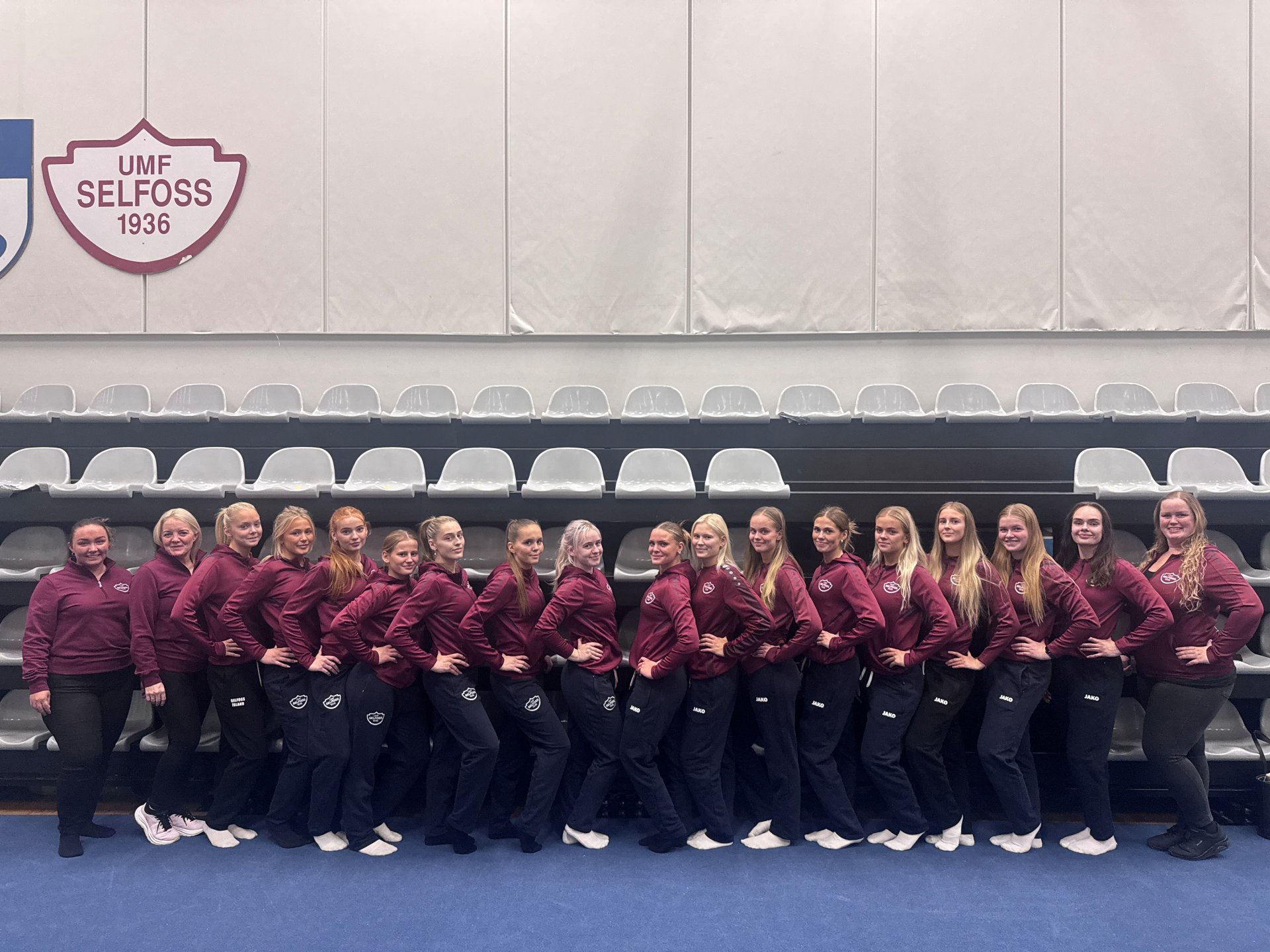 Iðkendur í meistaraflokki fimleikadeildar Selfoss ásamt stjórnarkonum við undirritun samningsins.